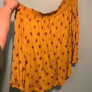 Off the shoulder top! Very flattering.